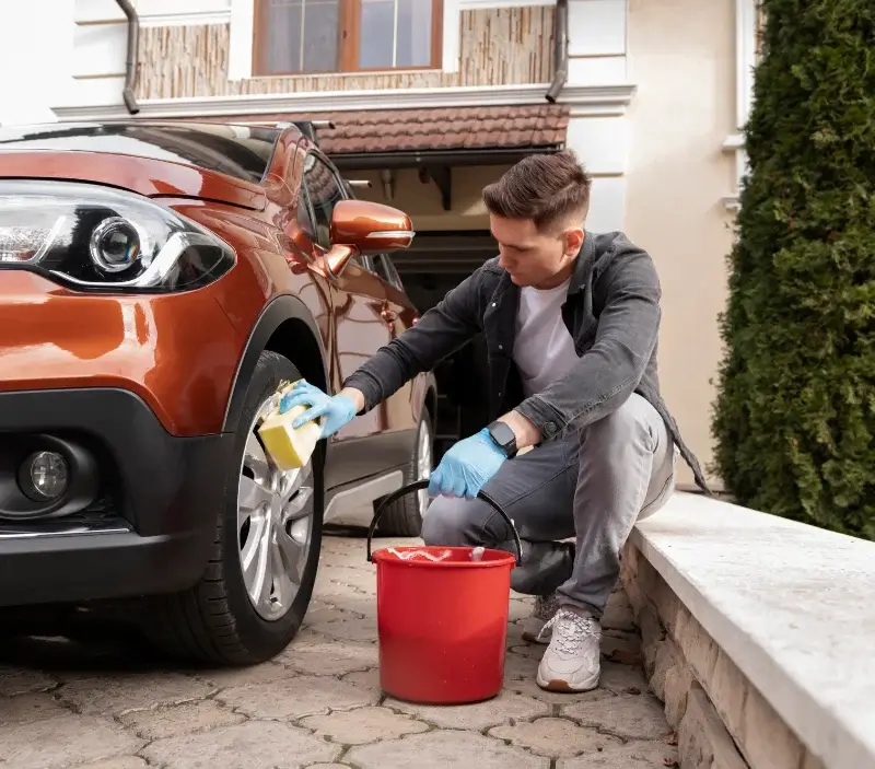 Lavage auto à domicile Pourrain : professionnel intervenant sur un véhicule